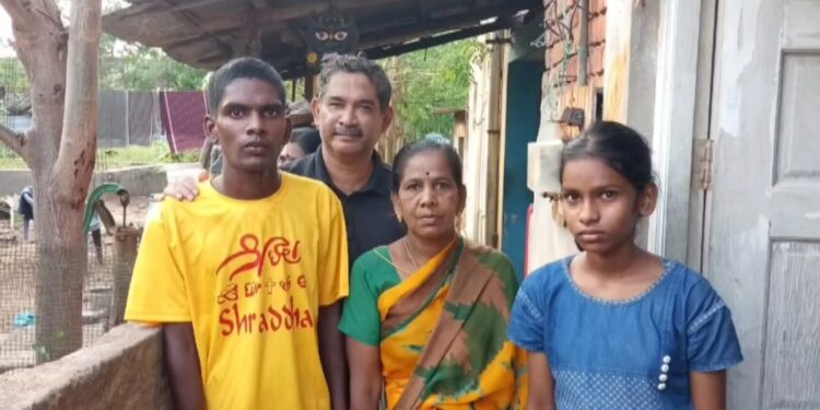 ಮಾನಸಿಕ ಅಸ್ವಸ್ಥ ಯುವಕನ ರಕ್ಷಿಸಿ ಸ್ನೇಹಾಲಯಕ್ಕೆ ಸೇರಿಸಿದ್ದ ಸಮಾಜಸೇವಕರು :ಕೊನೆಗೂ ಕುಟುಂಬವನ್ನು ಸೇರಿದ ಯುವಕ..!!