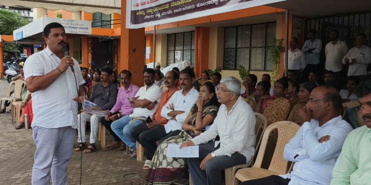 ಉಡುಪಿ : ವಿವಿಧ ಬೇಡಿಕೆ ಈಡೇರಿಸುವಂತೆ   ಪೌರ ನೌಕರರ ಅನಿರ್ದಿಷ್ಟಾವಧಿ ಮುಷ್ಕರ..!!