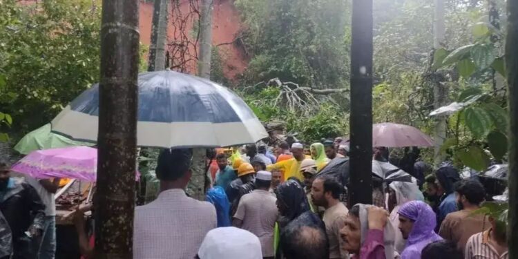 ಮನೆ ಮೇಲೆ ಗುಡ್ಡ ಕುಸಿತ ಪ್ರಕರಣ: ಅವಶೇಷಗಳಡಿ ಸಿಲುಕಿದ್ದ ಮಹಿಳೆ ಸಾವು; ಇಬ್ಬರ ರಕ್ಷಣೆ..!!