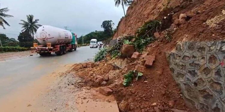 ಭಾರೀ ಮಳೆ : ಶಿರಾಡಿ ಘಾಟ್ ರಸ್ತೆಯಲ್ಲಿ ಭೂ ಕುಸಿತ ..!!