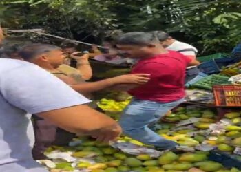 ಮಾವು ಮೇಳಕ್ಕೆ ಮಾವಿನ ಹಣ್ಣು ಸಾಗಿಸುತ್ತಿದ್ದ ಲಾರಿ ಪಲ್ಟಿ : ಚಾಲಕ ಪ್ರಾಣಾಪಾಯದಿಂದ ಪಾರು..!!