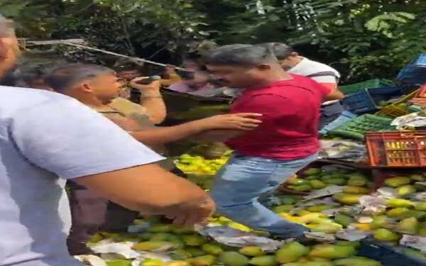 ಮಾವು ಮೇಳಕ್ಕೆ ಮಾವಿನ ಹಣ್ಣು ಸಾಗಿಸುತ್ತಿದ್ದ ಲಾರಿ ಪಲ್ಟಿ : ಚಾಲಕ ಪ್ರಾಣಾಪಾಯದಿಂದ ಪಾರು..!!