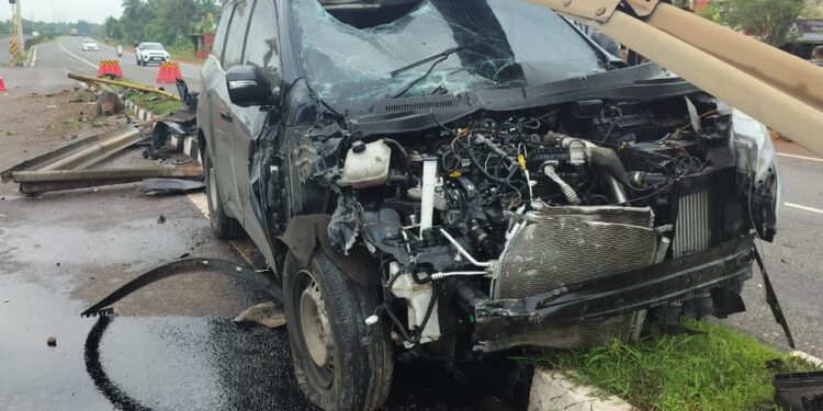 ಕಾಪು :ಚಾಲಕನ ನಿಯಂತ್ರಣ ಡಿವೈಡರ್ ಗೆ ಗುದ್ದಿದ ಕಾರು : ಅಪಘಾತ ದ ತೀವ್ರತೆಗೆ ನಜ್ಜುಗುಜ್ಜಾದ ಕಾರು..!!