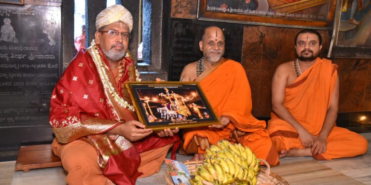 ಎಡನೀರು ಮಠಾಧೀಶರಿಂದ ಶ್ರೀಕೃಷ್ಣ ದರ್ಶನ..!!