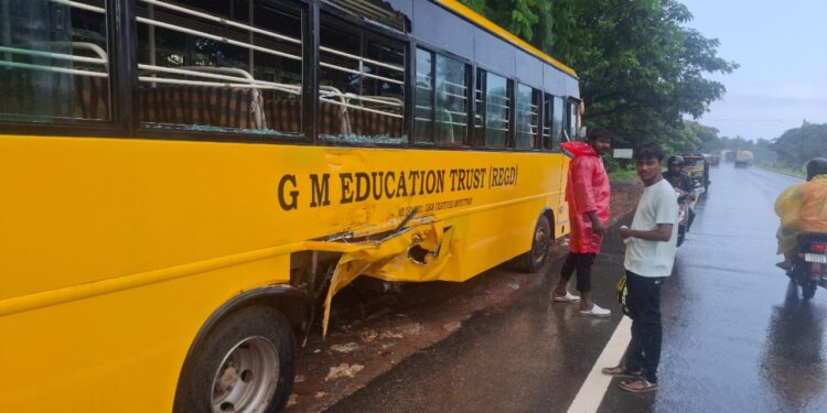 ಬ್ರಹ್ಮಾವರ : ಖಾಸಗಿ ಶಾಲಾ ವಾಹನಕ್ಕೆ ಹಿಂದಿನಿಂದ ಲಾರಿ ಡಿಕ್ಕಿ : ವಿದ್ಯಾರ್ಥಿಗಳಿಗೆ ಸಣ್ಣಪುಟ್ಟ ಗಾಯ..!!