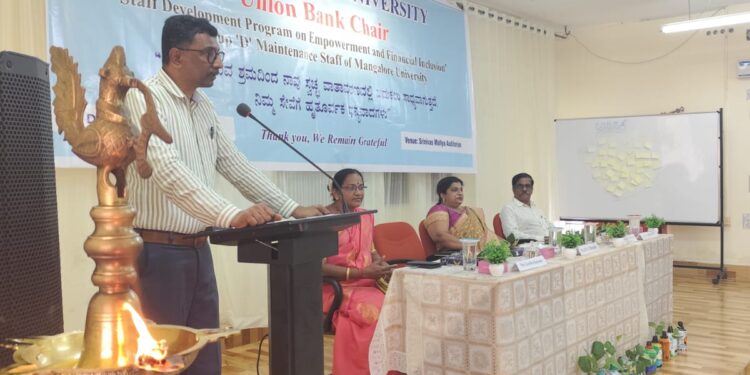 ಮಂಗಳೂರು ವಿಶ್ವವಿದ್ಯಾನಿಲಯದಲ್ಲಿ ಸಿಬ್ಬಂದಿ ಅಭಿವೃದ್ಧಿ ಕಾರ್ಯಕ್ರಮ : ಸಿಬ್ಬಂದಿಗಳಲ್ಲಿ ಶಿಸ್ತು ಮತ್ತು ಒಗ್ಗಟ್ಟು ಬಹು ಮುಖ್ಯ: ಪ್ರೊ. ಪಿ.ಎಲ್. ಧರ್ಮ..!!