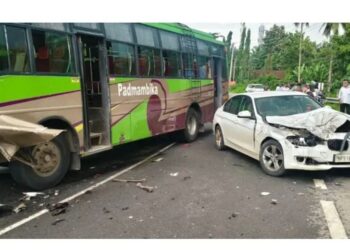 ಕಾರ್ಕಳ:ದೂಪದಕಟ್ಟೆಯಲ್ಲಿ ಖಾಸಗಿ ಬಸ್‌ಗೆ ಕಾರು ಡಿಕ್ಕಿ – ಜಖಂಗೊಂಡ ಕಾರು..!