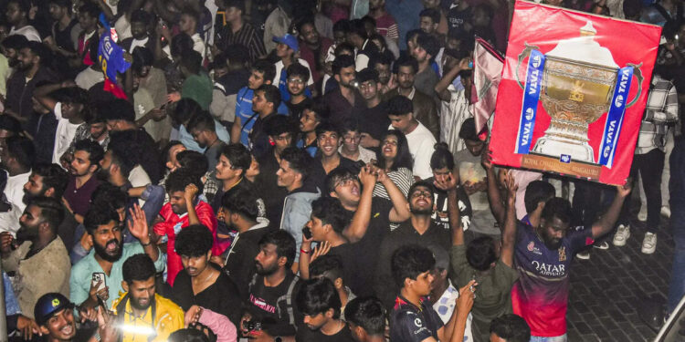 ಚಿನ್ನಸ್ವಾಮಿ ಕ್ರೀಡಾಂಗಣದಲ್ಲಿ RCB ಸಂಭ್ರಮಾಚರಣೆ ಸಂದರ್ಭದಲ್ಲಿ ಕಾಲ್ತುಳಿತ :  ಏಳು ಮಂದಿ ಆರ್​ಸಿಬಿ ಅಭಿಮಾನಿಗಳು ಮೃತ್ಯು..!!