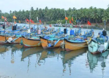 ಸಮುದ್ರ ಪ್ರಕ್ಷುಬ್ದಗೊಂಡಿದ್ದರಿಂದ ಸ್ಥಗಿತಗೊಂಡ ನಾಡದೋಣಿ ಮೀನುಗಾರಿಕೆ – ದಡದಲ್ಲೇ ಲಂಗರು ಹಾಕಿದ ದೋಣಿಗಳು..!!