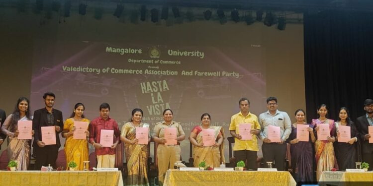 ಮಂಗಳೂರು ವಿಶ್ವವಿದ್ಯಾನಿಲಯಲ್ಲಿ ವಾಣಿಜ್ಯ ಸಂಘದ ಸಮಾರೋಪ – ವಿದ್ಯಾರ್ಥಿಗಳ ಸಂಭ್ರಮ ಮತ್ತು ಸ್ಮತಿಗಳ ಸಂಗಮ..!!