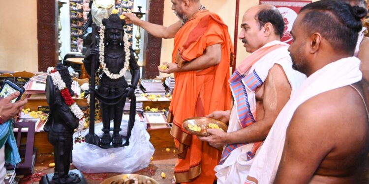 ಉಡುಪಿ :ಶ್ರೀ ಕೃಷ್ಣನ ಮೂರ್ತಿಯ ಅರ್ಪಣೆ..!!