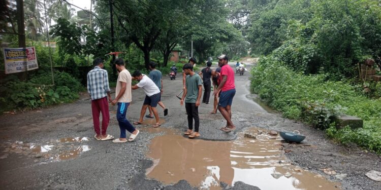 ಕಾರ್ಕಳ, ಹೊಂಡಮಯ ರಸ್ತೆಯಿಂದಾಗಿ ಸಂಚಾರಕ್ಕೆ ಸಂಕಷ್ಟ : ಆನೆಕೆರೆ ನವಜ್ಯೋತಿ ಫ್ರೆಂಡ್ಸ್ ,(ರಿ) ಇವರಿಂದ ದುರಸ್ಥಿ ಕಾರ್ಯ..!!