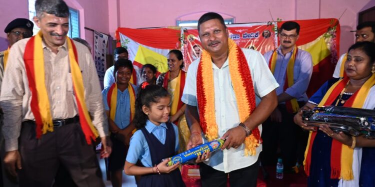 ಕರವೇ ಪ್ರವೀಣ್ ಶೆಟ್ಟಿ ಬಣದ ಮಹಿಳಾ ಘಟಕದ ವತಿಯಿಂದ ಉಡುಪಿ ಜಿಲ್ಲೆಯ ಸರಕಾರಿ ಶಾಲಾ ಮಕ್ಕಳಿಗೆ ಕೊಡೆ ವಿತರಣಾ ಕಾರ್ಯಕ್ರಮಕ್ಕೆ ಚಾಲನೆ..!!