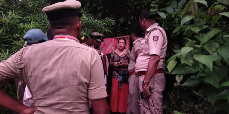 ಗೋಕರ್ಣ : ದಟ್ಟಾರಣ್ಯದ ಗುಹೆಯಲ್ಲಿ ಇಬ್ಬರು ಮಕ್ಕಳೊಂದಿಗೆ ವಾಸವಿದ್ದ ರಷ್ಯಾ ಮೂಲದ ಮಹಿಳೆ: ಪೊಲೀಸರಿಂದ ರಕ್ಷಣೆ..!!