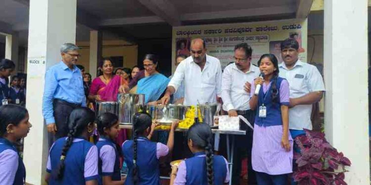 ಬಾಲಕಿಯರ ಸರಕಾರಿ ಪದವಿ ಪೂರ್ವ ಕಾಲೇಜು ವಿದ್ಯಾರ್ಥಿಗಳಿಗೆ ಪರ್ಯಾಯ ಶ್ರೀ ಪುತ್ತಿಗೆ ಮಠದ ವತಿಯಿಂದ ಶ್ರೀಕೃಷ್ಣ ಅನ್ನ ಪ್ರಸಾದ ಅನ್ನ ಸಂತರ್ಪಣೆಗೆ ಶಾಸಕ ಯಶ್ ಪಾಲ್ ಸುವರ್ಣ ಚಾಲನೆ..!!