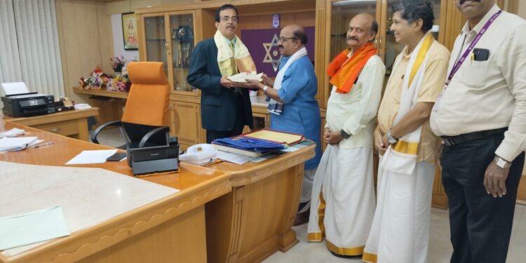 ಕರ್ನಾಟಕ ಬ್ಯಾಂಕಿನ ನೂತನ ಎಂ. ಡಿ. ಶ್ರೀ ರಾಘವೇಂದ್ರ ಭಟ್ ರವರಿಗೆ ಪರ್ಯಾಯ ಶ್ರೀ ಪುತ್ತಿಗೆ ಮಠ ಶ್ರೀ ಕೃಷ್ಣ ಮಠದ ವತಿಯಿಂದ ಗೌರವ..!!