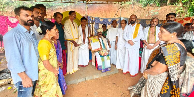 ಕೊಣಾಜೆ ಬೋಲ್ಡನ್ ಕುಟುಂಬಸ್ಥರ ನಾಗಬನ ಜೀರ್ಣೋದ್ಧಾರ : ಶ್ರೀ ಶ್ರೀ ರಮಾನಂದ ಗುರೂಜಿ ಅವರಿಗೆ ಸನ್ಮಾನ..!!