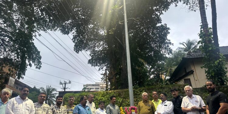 ಕುಂಜಿಬೆಟ್ಟು ವಾರ್ಡ್ ಸುಧೀಂದ್ರ ತೀರ್ಥ ಮಂಟಪ ರಸ್ತೆಯಲ್ಲಿ ಮಿನಿ ಮಾಸ್ಟ್ ದೀಪ ಉದ್ಘಾಟನೆ..!!