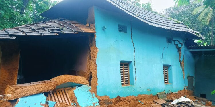 ಕರಾವಳಿ ಭಾಗದ ಕಾಮಿಡಿ ರೀಲ್ಸ್ ಸ್ಟಾರ್, ಗಿಚ್ಚಿ ಗಿಲಿಗಿಲಿ ಖ್ಯಾತಿಯ ಪ್ರಸಾದ್ ಜೋಗಿ ಮನೆ ಭಾರಿ ಮಳೆಯಿಂದ ಸಂಪೂರ್ಣ ನೆಲಸಮ..!