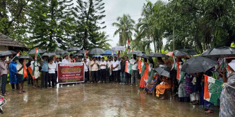 ಕಾರ್ಕಳ: ಗ್ಯಾರಂಟಿ ಯೋಜನೆಗಳ ಅನುಷ್ಠಾನಕ್ಕೆ ಅಡ್ಡಿಪಡಿಸಿದ ಬಿಜೆಪಿ ಗ್ರಾ. ಪಂ ಸದಸ್ಯರ ವಿರುದ್ದ ಕಾಂಗ್ರೆಸ್ ಪ್ರತಿಭಟನೆ..!!