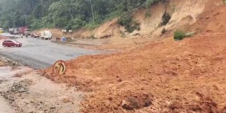 ಮಣ್ಣಗುಂಡಿ ಬಳಿ ಗುಡ್ಡ ಕುಸಿತ : ಬೆಂಗಳೂರು-ಮಂಗಳೂರು ರಾಷ್ಟ್ರೀಯ ಹೆದ್ದಾರಿ ಸಂಚಾರ ಬಂದ್..!!