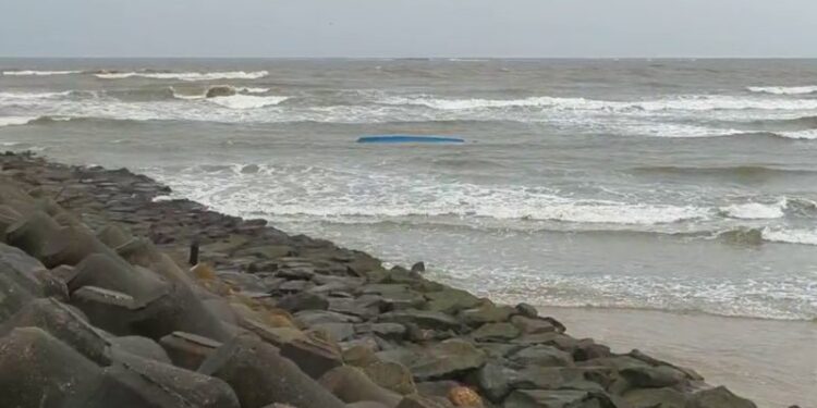 ನಾಡದೋಣಿ ಮಗುಚಿ ಬಿದ್ದು ಮೀನುಗಾರರು ನೀರುಪಾಲು..!!