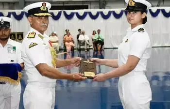 ಭಾರತೀಯ ನೌಕಾಪಡೆಯ ಮೊದಲ ಮಹಿಳಾ ಫೈಟರ್ ಪೈಲಟ್ ಆಗಿ ‘ಆಸ್ತಾ ಪುನಿಯಾ’ ನೇಮಕ..!!