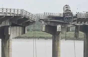 ಗುಜರಾತ್​ : ವಡೋದರಾದಲ್ಲಿ ಸೇತುವೆ ಕುಸಿತ –  9ಮಂದಿ ಸಾವು, ಹಲವರು ನಾಪತ್ತೆ..!!