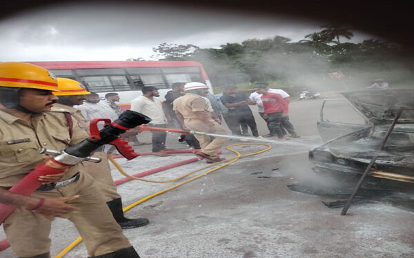 ಕಾರ್ಕಳ : ಕಾರಿನಲ್ಲಿ ಪೆಟ್ರೋಲ್ ಸೋರಿಕೆಯಿಂದಾಗಿ ಹೊತ್ತಿ ಉರಿದ ಕಾರು..!!