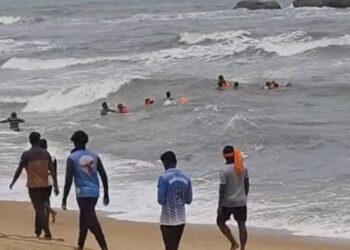 ಉಪ್ಪುಂದ – 9 ಮೀನುಗಾರರಿದ್ದ ಮೀನುಗಾರಿಕೆಗೆ ತೆರಳಿದ್ದ ದೋಣಿ ಪಲ್ಟಿ;  ಜೀವ ರಕ್ಷಿಸಿದ ಲೈಫ್ ಜಾಕೆಟ್ಗಳು..!!