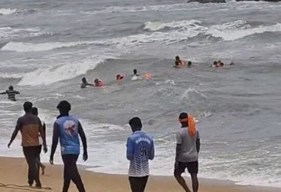 ಉಪ್ಪುಂದ – 9 ಮೀನುಗಾರರಿದ್ದ ಮೀನುಗಾರಿಕೆಗೆ ತೆರಳಿದ್ದ ದೋಣಿ ಪಲ್ಟಿ;  ಜೀವ ರಕ್ಷಿಸಿದ ಲೈಫ್ ಜಾಕೆಟ್ಗಳು..!!