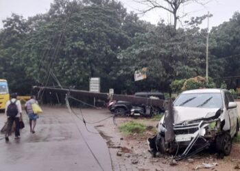 ಮಣಿಪಾಲ:ರಸ್ತೆ ಬದಿಯ ವಿದ್ಯುತ್ ಕಂಬಕ್ಕೆ ಡಿಕ್ಕಿ ಹೊಡೆದ ಕಾರು:ಚಾಲಕ ಪರಾರಿ..!!