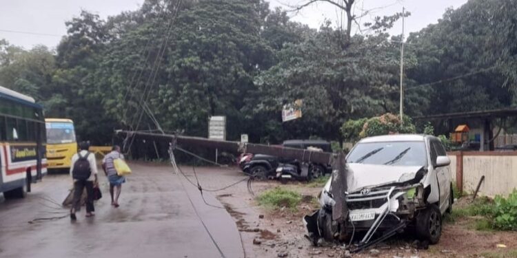 ಮಣಿಪಾಲ:ರಸ್ತೆ ಬದಿಯ ವಿದ್ಯುತ್ ಕಂಬಕ್ಕೆ ಡಿಕ್ಕಿ ಹೊಡೆದ ಕಾರು:ಚಾಲಕ ಪರಾರಿ..!!