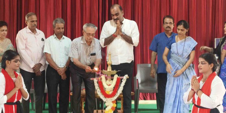 ಯಕ್ಷ ಶಿಕ್ಷಣ ಟ್ರಸ್ಟ್ ವತಿಯಿಂದ ಉಡುಪಿ ಬಾಲಕಿಯರ ಸರಕಾರಿ ಪದವಿ ಪೂರ್ವ ಕಾಲೇಜಿನ ಪ್ರೌಢಶಾಲೆ ವಿದ್ಯಾರ್ಥಿನಿಯರಿಗೆ ಯಕ್ಷಗಾನ ತರಬೇತಿ ..!!