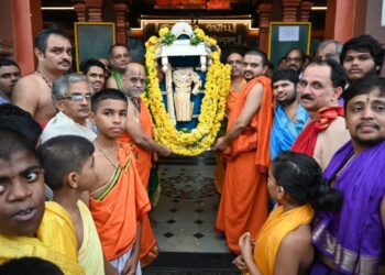 ಉಡುಪಿ :ಮುದ್ದಿನ ಶ್ರೀ ಕೃಷ್ಣನಿಗೆ ಮುತ್ತಿನ ಕವಚ..!!