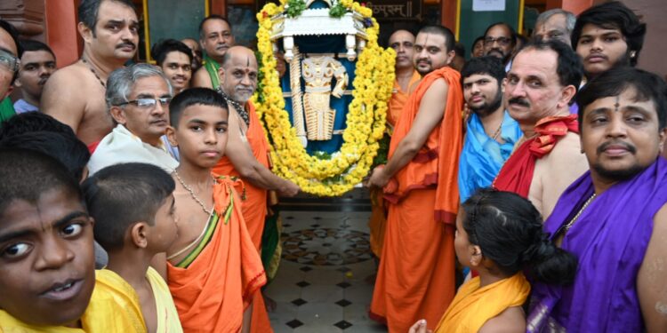 ಉಡುಪಿ :ಮುದ್ದಿನ ಶ್ರೀ ಕೃಷ್ಣನಿಗೆ ಮುತ್ತಿನ ಕವಚ..!!