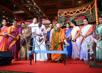 ಶ್ರೀ ಕೃಷ್ಣ ಮಠದ ರಾಜಾಂಗಣದಲ್ಲಿ ಸಾಂಪ್ರದಾಯಿಕ ಶೈಲಿಯಲ್ಲಿ ಕೈಮಗ್ಗ ಸೀರೆಗಳನ್ನು ಉಟ್ಟು ಸೌಂದರ್ಯ ಸ್ಪರ್ಧೆ -ಕೈಮಗ್ಗ ತಿರುಗಿಸುವ ಮೂಲಕ ಶ್ರೀ ಪುತ್ತಿಗೆ ಶ್ರೀಪಾದರಿಂದ ಚಾಲನೆ..!!