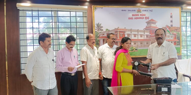 ಕಾಪು ಕ್ಷೇತ್ರದ 67 ಫಲಾನುಭವಿಗಳಿಗೆ ವಿವಿಧ ಸವಲತ್ತು – ಶಾಸಕ ಗುರ್ಮೆ ಸುರೇಶ್ ಶೆಟ್ಟಿ ವಿತರಣೆ..!!