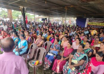 ಕೆಂಪುಕಲ್ಲು ಮರಳು ಸಮಸ್ಯೆ ಬಗೆಹರಿಸಲು ಒತ್ತಾಯಿಸಿ ಕಟ್ಟಡ ಕಾರ್ಮಿಕರಿಂದ ಅನಿರ್ದಿಷ್ಟಾವಾದಿ ಹೋರಾಟ..!!