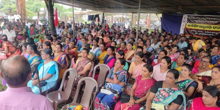 ಕೆಂಪುಕಲ್ಲು ಮರಳು ಸಮಸ್ಯೆ ಬಗೆಹರಿಸಲು ಒತ್ತಾಯಿಸಿ ಕಟ್ಟಡ ಕಾರ್ಮಿಕರಿಂದ ಅನಿರ್ದಿಷ್ಟಾವಾದಿ ಹೋರಾಟ..!!