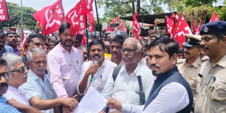 ಕೆಂಪು ಕಲ್ಲು ಮರಳು ಸಮಸ್ಯೆ ಧರಣಿ ಅಂತ್ಯ: ಆಗಸ್ಟ್ 30 ಜಂಟಿ ಸಭೆಗೆ ಒಪ್ಪಿಗೆ..!!