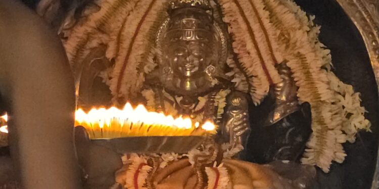 ಉಡುಪಿ ದೊಡ್ಡಣಗುಡ್ಡೆ ಶ್ರೀ ಚಕ್ರ ಪೀಠ ಸುರಪೂಜಿತೆಯ ಸನ್ನಿಧಾನದಲ್ಲಿ ಸೋಣೆ ತಿಂಗಳ ವಿಶೇಷ ಸೇವೆಯಾದ ಸೋಣಾರತಿ ಸೇವೆ ಇಂದಿನಿಂದ ಆರಂಭ..!!