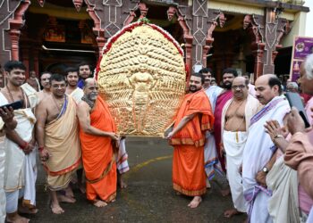 ಶ್ರೀ ಕೃಷ್ಣನಿಗೆ ವಿಶ್ವರೂಪ ಹಿನ್ನೆಲೆಯ ಸುವರ್ಣ ಪ್ರಭಾವಳಿ  ಅರ್ಪಣೆ..!!