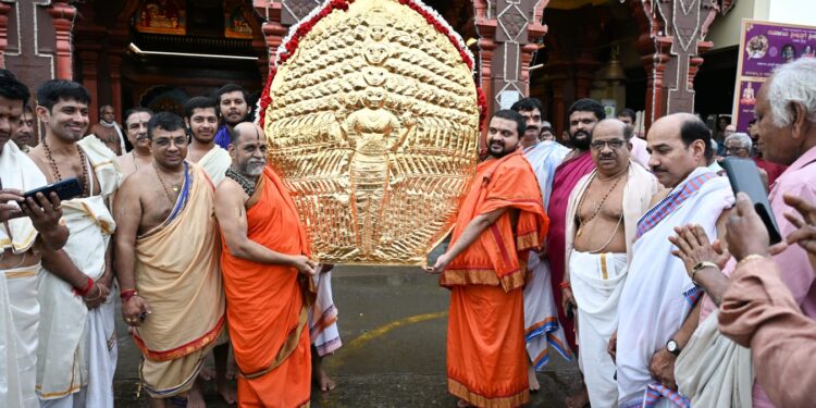 ಶ್ರೀ ಕೃಷ್ಣನಿಗೆ ವಿಶ್ವರೂಪ ಹಿನ್ನೆಲೆಯ ಸುವರ್ಣ ಪ್ರಭಾವಳಿ  ಅರ್ಪಣೆ..!!