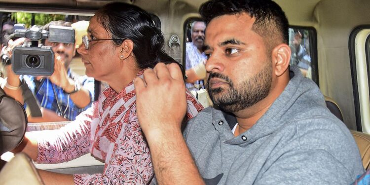 ಅತ್ಯಾಚಾರ ಪ್ರಕರಣದಲ್ಲಿ ಪ್ರಜ್ವಲ್ ರೇವಣ್ಣ ದೋಷಿ:ತೀರ್ಪು ಪ್ರಕಟಿಸಿದ ಜನಪ್ರತಿನಿಧಿಗಳ ವಿಶೇಷ ನ್ಯಾಯಾಲಯ..!!