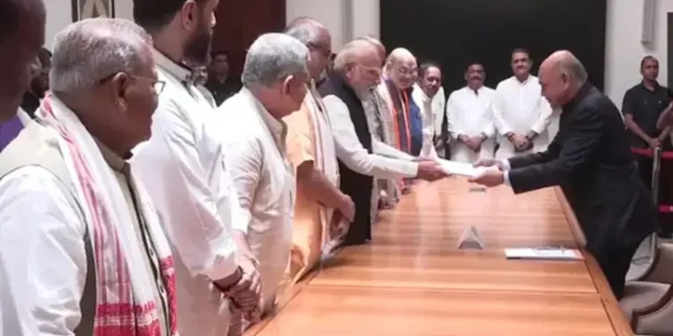 ಉಪರಾಷ್ಟ್ರಪತಿ ಚುನಾವಣೆ : ಪ್ರಧಾನಿ ಸಮ್ಮುಖದಲ್ಲಿ NDA ಅಭ್ಯರ್ಥಿ ಸಿಪಿ ರಾಧಾಕೃಷ್ಣನ್‌ ನಾಮಪತ್ರ ಸಲ್ಲಿಕೆ..!!