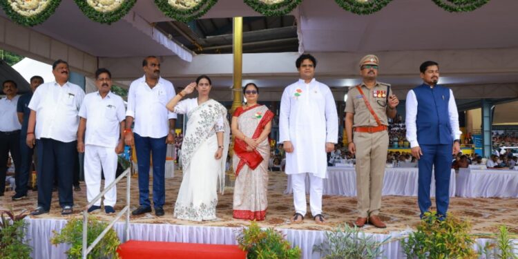 ಜಿಲ್ಲಾಮಟ್ಟದ 79 ನೇ ವರ್ಷದ ಸ್ವಾತಂತ್ರ್ಯೋತ್ಸವ ಕಾರ್ಯಕ್ರಮ: ಉಡುಪಿ ಜಿಲ್ಲಾ ಉಸ್ತುವಾರಿ ಸಚಿವೆ ಶ್ರೀಮತಿ ಲಕ್ಷ್ಮೀ ಹೆಬ್ಬಾಳ್ಕರ್ ಅವರಿಂದ ಧ್ವಜಾರೋಹಣ..!!