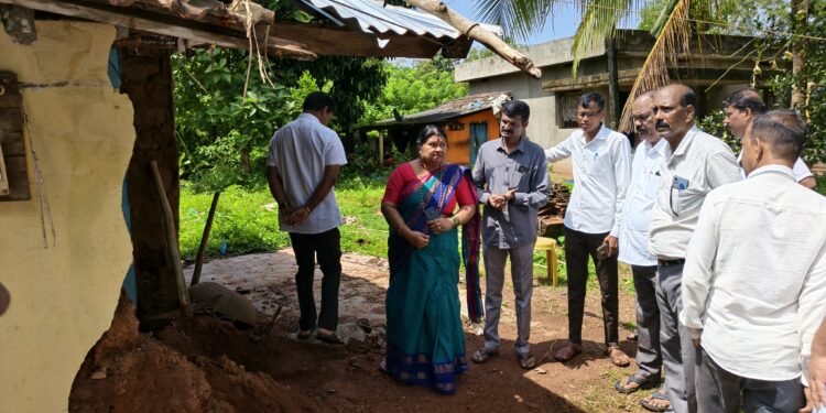 ಗಾಳಿಮಳೆಗೆ ಶೋಭಾ ಪೂಜಾರಿ ಮನೆಗೆ ಹಾನಿ – ಶಾಸಕ ಗುರ್ಮೆ ಸುರೇಶ್ ಶೆಟ್ಟಿ ಭೇಟಿ ಪರಿಶೀಲನೆ..!!