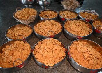 ಉಡುಪಿ : ವಿಟ್ಲಪಿಂಡಿ ದಿನ ಭಕ್ತರಿಗೆ ಹಂಚಲು ತಯಾರಾಗಿದೆ ಲಕ್ಷಾಂತರ ಉಂಡೆ ಚಕ್ಕುಲಿ..!!