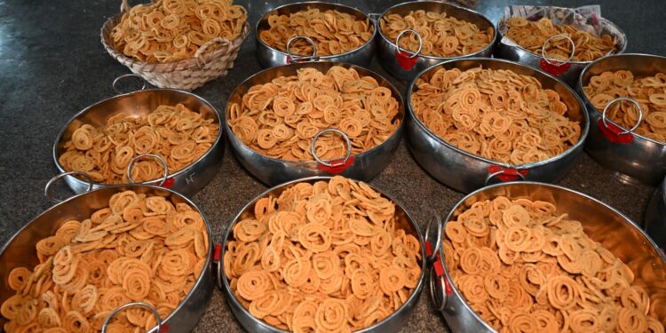 ಉಡುಪಿ : ವಿಟ್ಲಪಿಂಡಿ ದಿನ ಭಕ್ತರಿಗೆ ಹಂಚಲು ತಯಾರಾಗಿದೆ ಲಕ್ಷಾಂತರ ಉಂಡೆ ಚಕ್ಕುಲಿ..!!